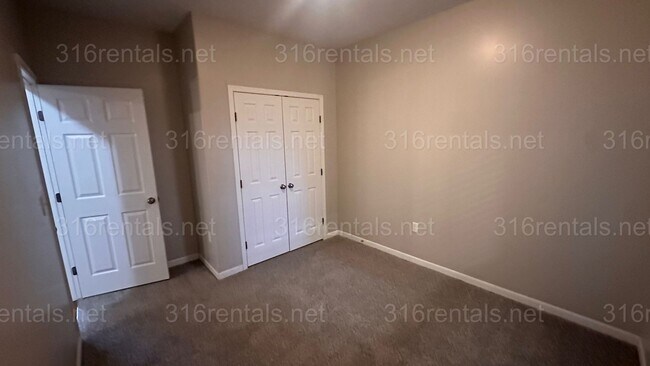 Building Photo - 449 S Longbranch Dr