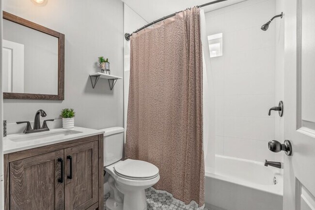 Building Photo - 4821 Walnut St