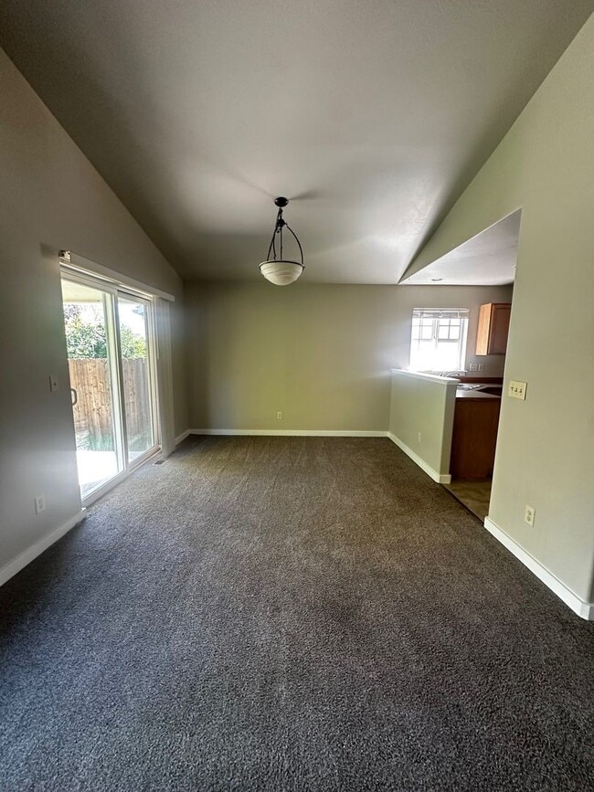 Building Photo - Beautiful 3 Bedroom Home- Centrally Locate...