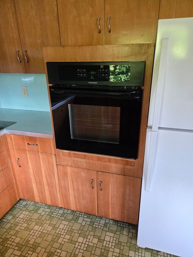 Building Photo - 1 level Mid Century Beauty! 3 Bd/ 3 ba Main Floor Unit