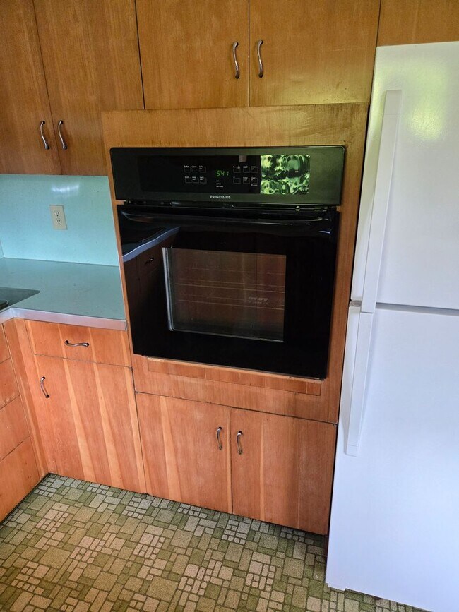Building Photo - 1 level Mid Century Beauty! 3 Bd/ 3 ba