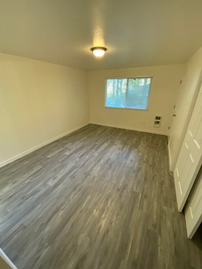 Building Photo - AVAILABLE NOW!!!!! West Olympia 2bdr 1.5bath Townhome w/ garage & parking