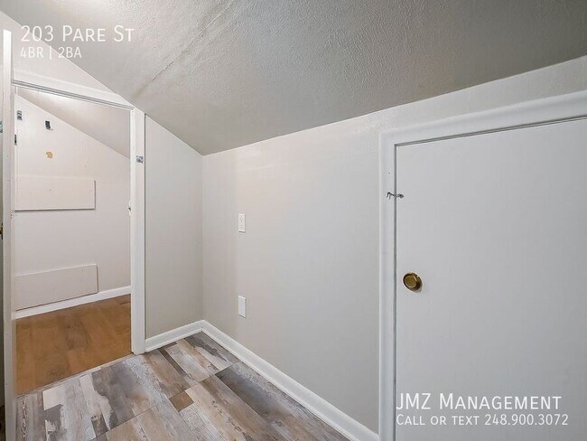 Building Photo - 203 Pare St