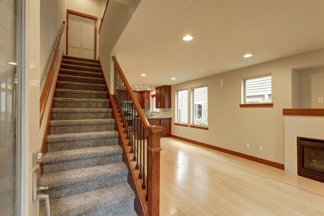 Building Photo - Stunning 3bd, 2.5ba Townhome Available in ...