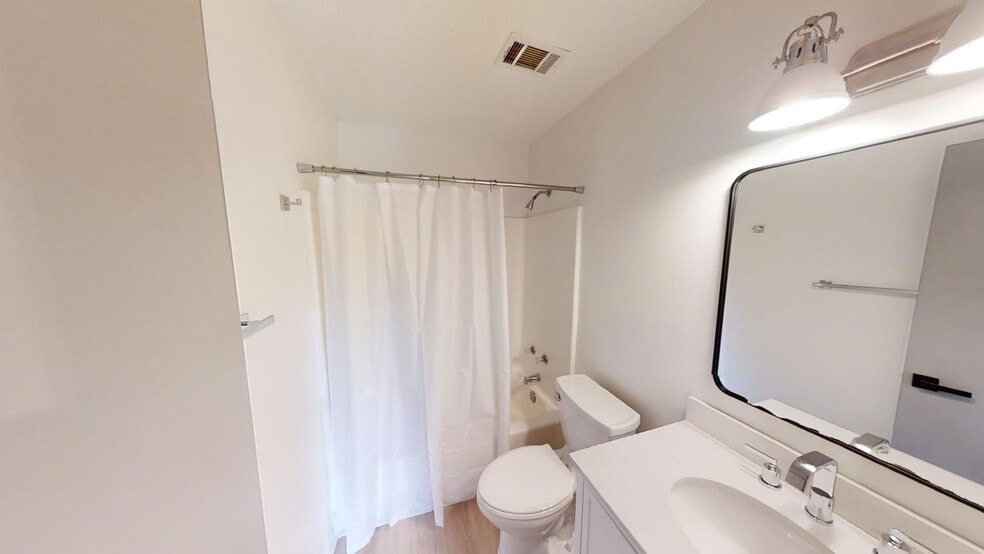 Building Photo - N Cedarbrook Bungalow