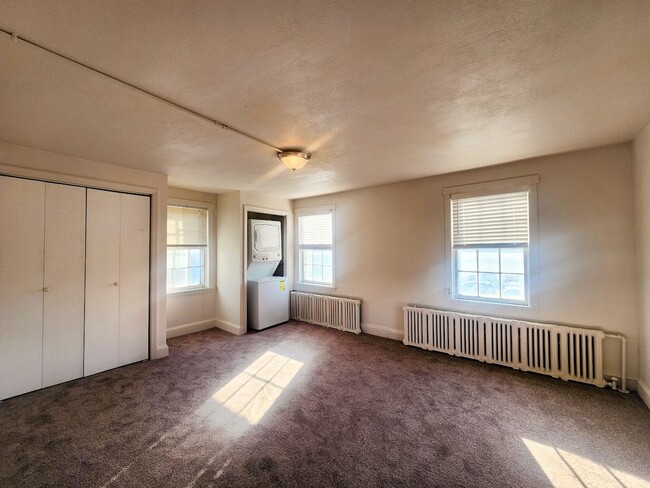 Building Photo - Spacious 3-Bedroom Apartment with Private ...