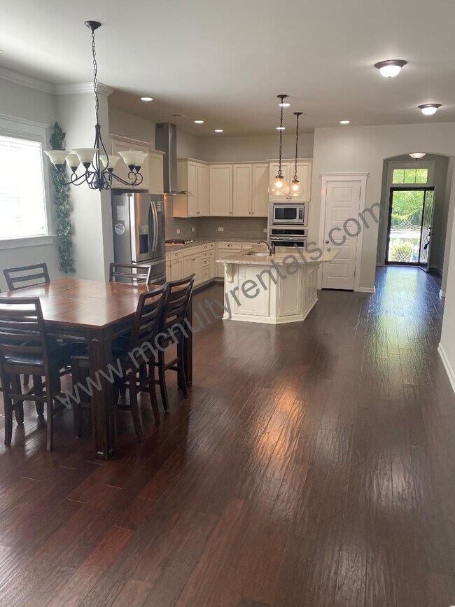 Building Photo - 4221 Courtly Ln