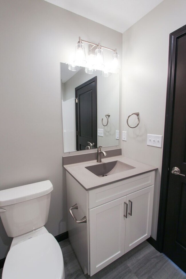Building Photo - New! Beautiful 2 Bed, 2 Bath Apartment in ...