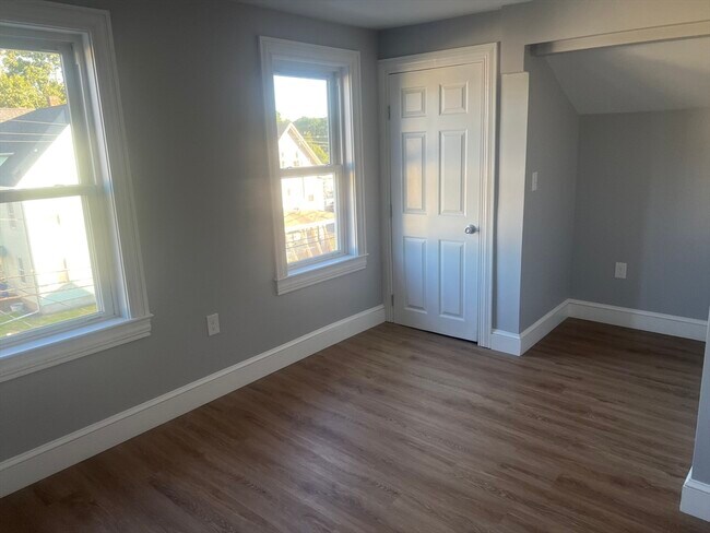 Building Photo - 385 Cohannet St