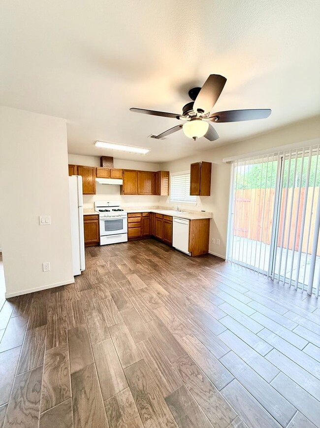 Building Photo - Lovely 3 Bedroom 2 Bathroom Available Now!