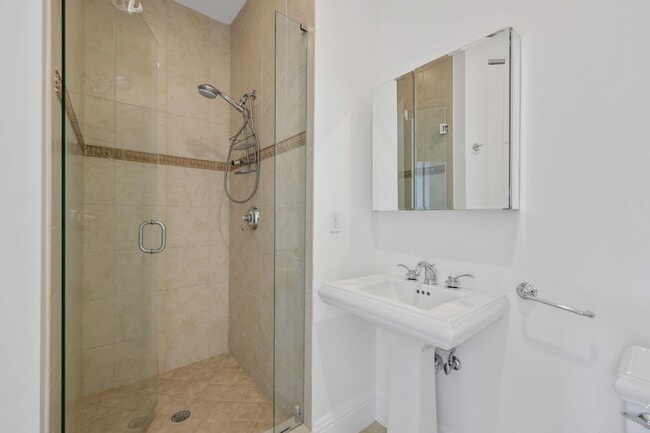 Building Photo - 285 SE 6th Ave