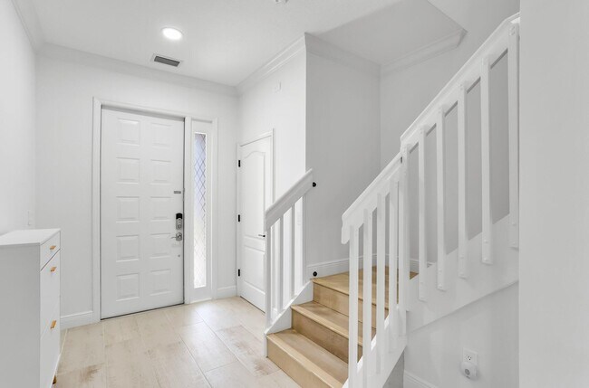 Building Photo - 384 River Bluff Ln