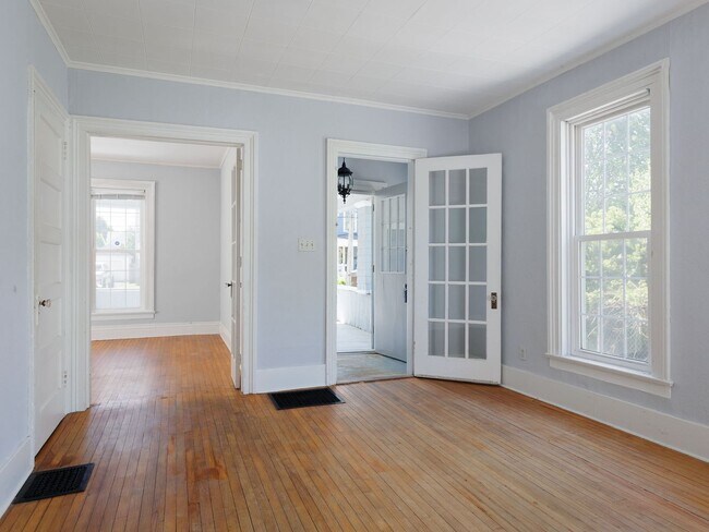 Building Photo - Charming and spacious 4-bedroom, 2 full bath home located in the City of Watertown.