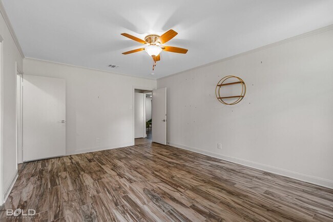 Building Photo - UPDATED MID-CENTURY MODERN HOME WITH SPECIAL CHARACTER