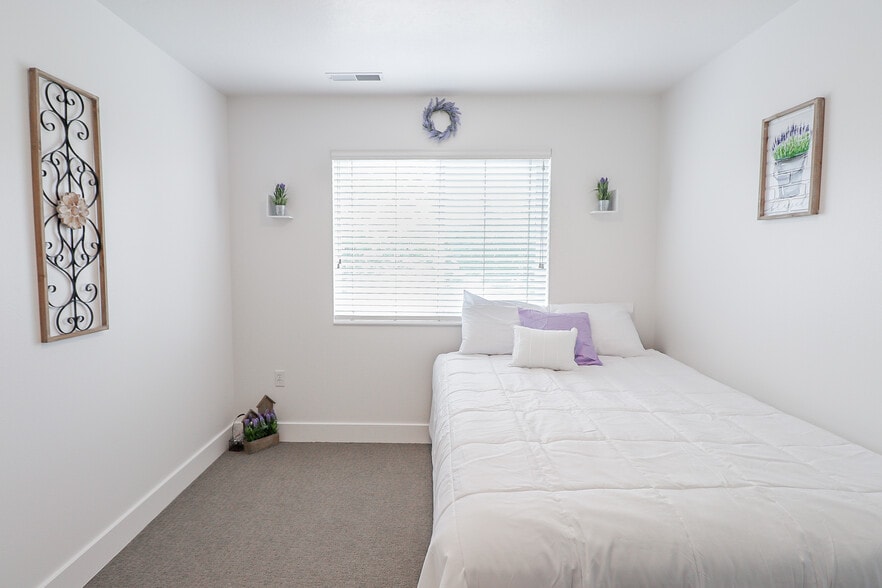 Building Photo - Fleur De Lis Apartments - Student Housing