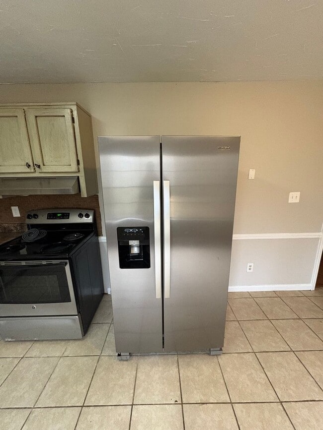 Building Photo - For Rent