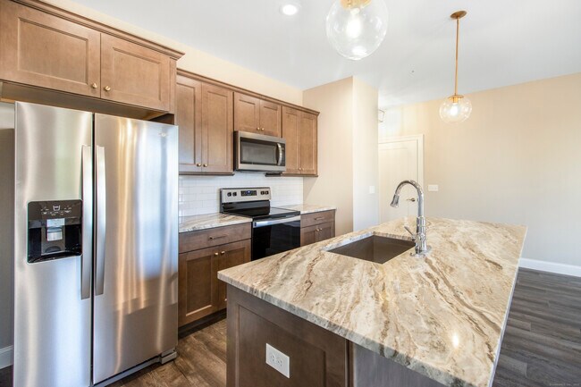 Primary Photo - 502 Edgewater Cir