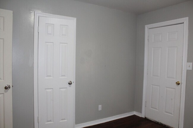 Building Photo - Comfy & Practical!
