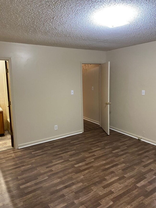 Building Photo - 3 Bed 2 Bath Brick House