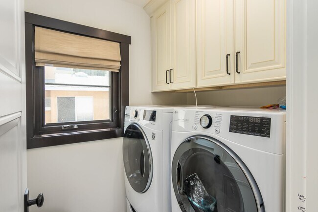 Building Photo - Prime Single Family Home