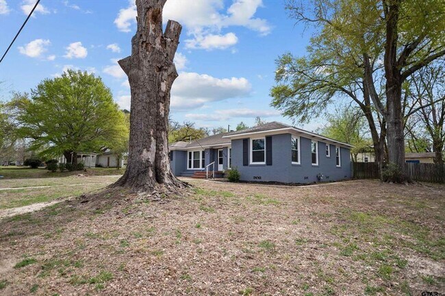 Building Photo - Coming Soon! 3 Bedroom 2 Bath 2 Carport Re...