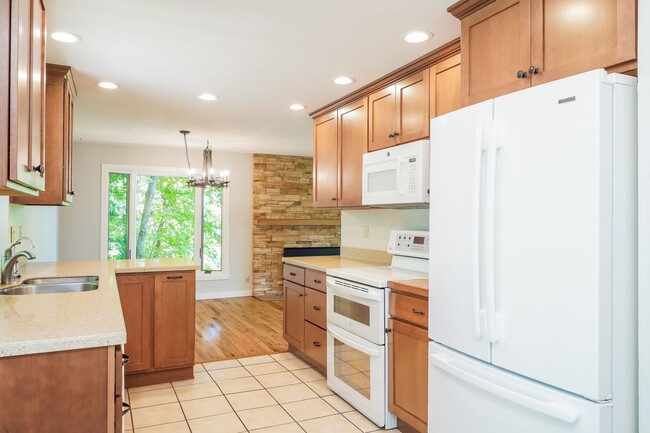 Building Photo - Beautiful 4 bed 2.5 bath Lake Forest Park ...
