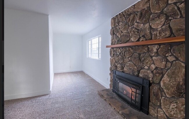 Building Photo - 3 bedroom 1 bathroom house close to Hendricks Park!