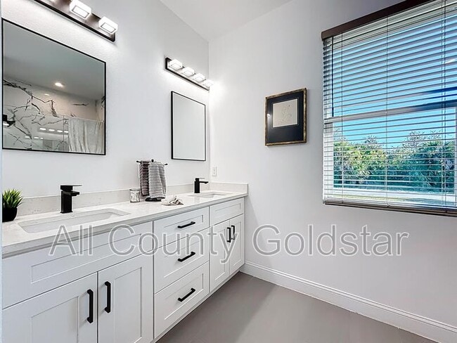 Building Photo - 6049 Higgins Ln