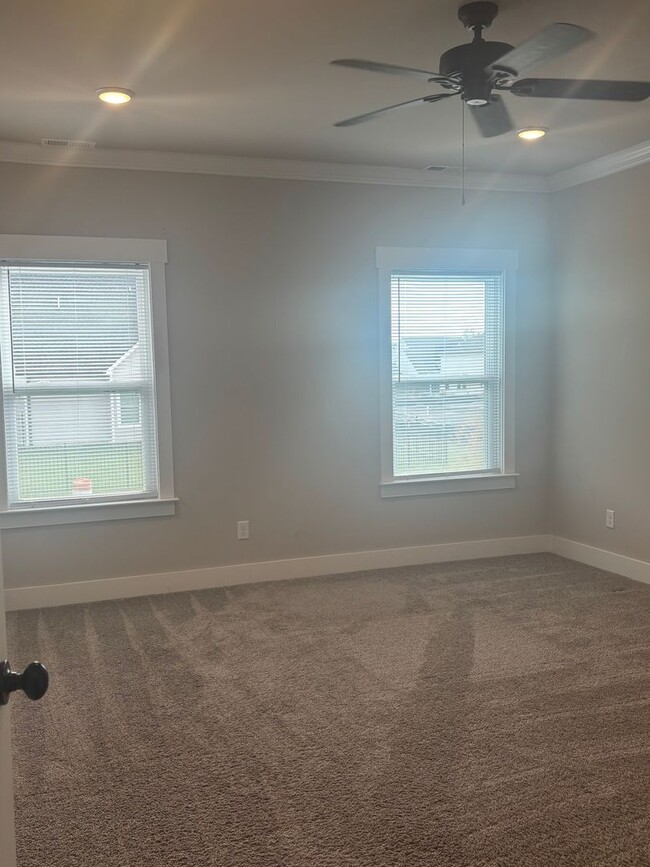 Building Photo - Beautiful New Build 4 Bed, 3.5 Bath, 2 Car...