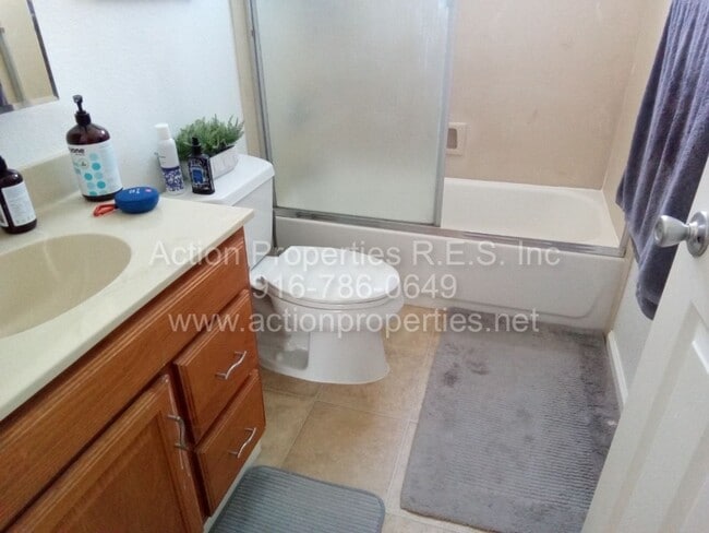 Building Photo - Updated Downtown Roseville Home - 2 Bed, 2...