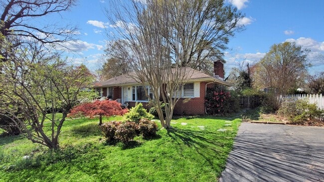 Building Photo - STUNNING 3 bedroom home with a BEAUTIFUL garden in Dumbarton. COME SEE!