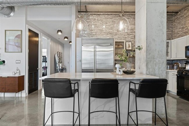 Building Photo - 800 W 5th St