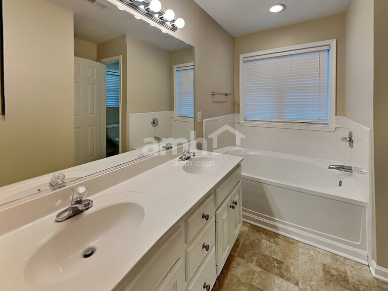 Building Photo - 3915 Red Hill Ct