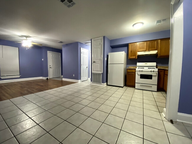 Building Photo - 3565 Kings Dr