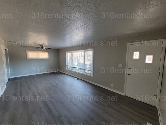 Building Photo - $895 - 2 bed 1 bath - Single Family Home