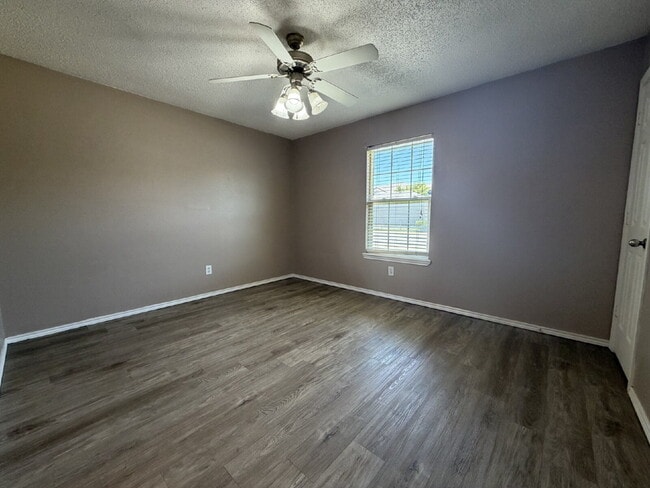 Building Photo - "Charming 3-Bed, 3-Bath Home in Lubbock – Spacious 1,575 Sq Ft Retreat!"