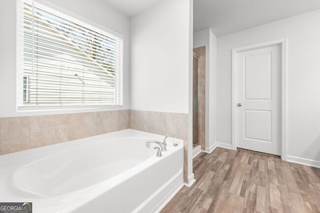 Building Photo - 100 Petunia Ct