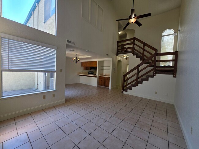 Building Photo - 3 bedroom condo w/2 car garage!