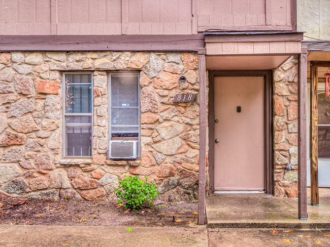 Building Photo - 818 Greenvale Rd