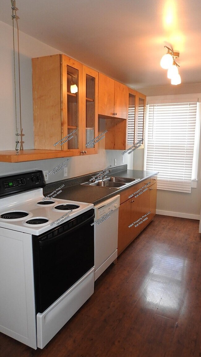Building Photo - Charming 2 bedroom and 1 bath top-floor duplex located on Holmes St Kansas City, MO
