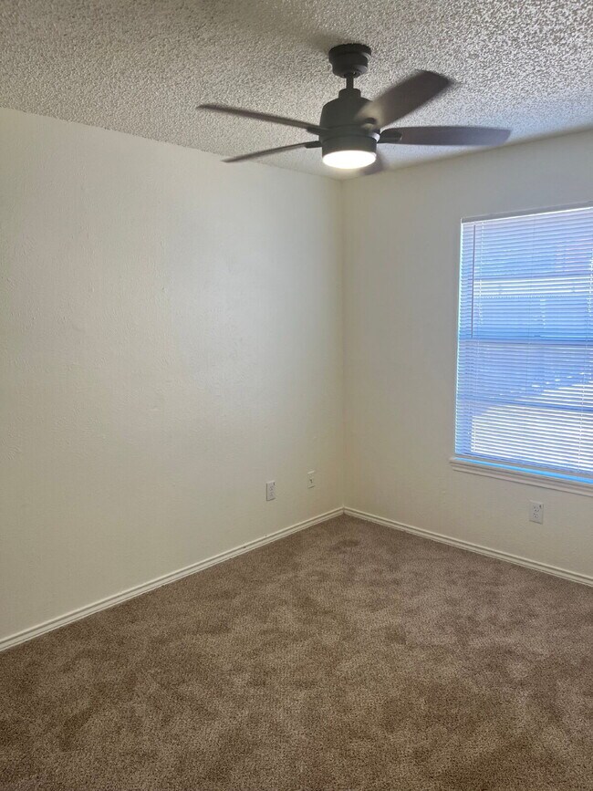 Building Photo - 2 Bedroom Duplex