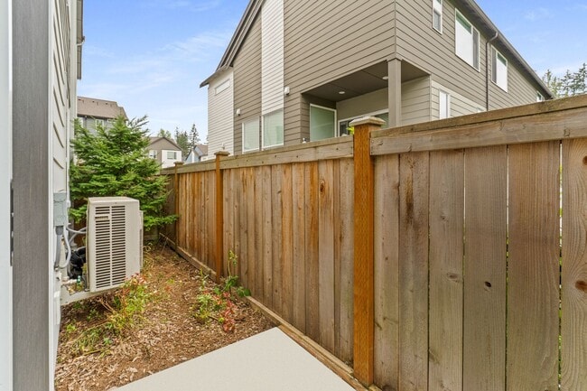 Building Photo - Like-New 4BR Corner Home w/ A/C, 2-Car Garage & Bonus Room