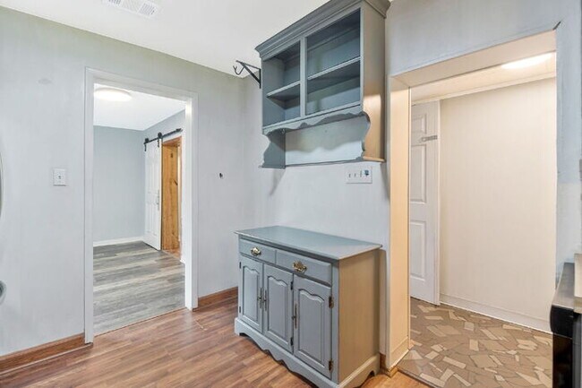 Building Photo - Charming 4 Bedroom Pensacola Rental in a Convenient Location!