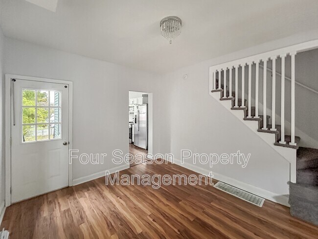 Building Photo - 336 S Locust St