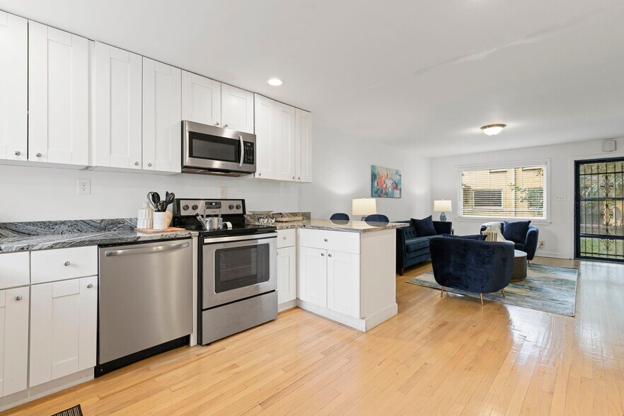 Building Photo - 1003 W 38th St