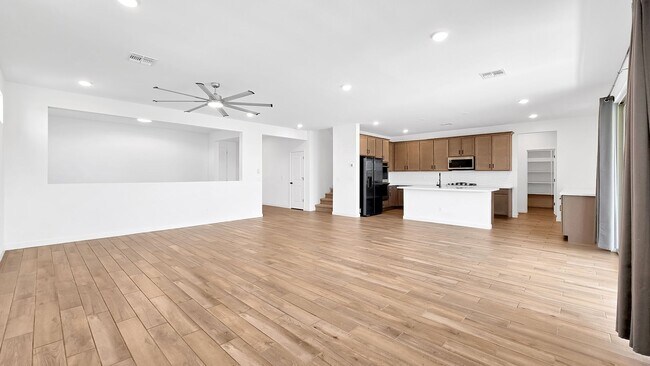 Building Photo - Newly built home with loads of space and S...