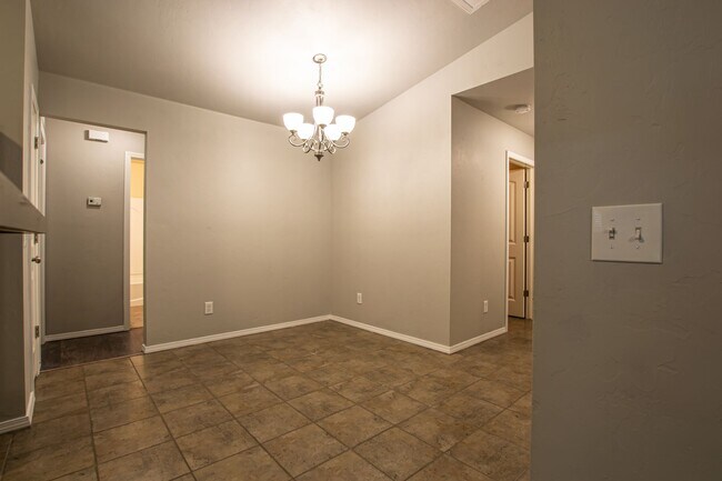 Building Photo - Beautiful 3 Bed 2 Bath Home in Moore School District!