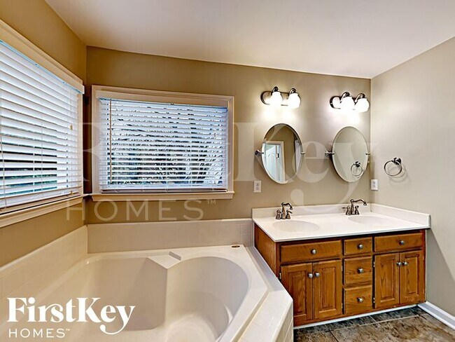 Building Photo - 9000 Mapledale Ct