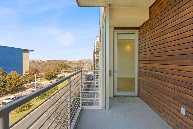 Building Photo - 210 Lee Barton Dr