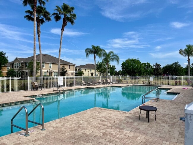Building Photo - Beautiful Townhome